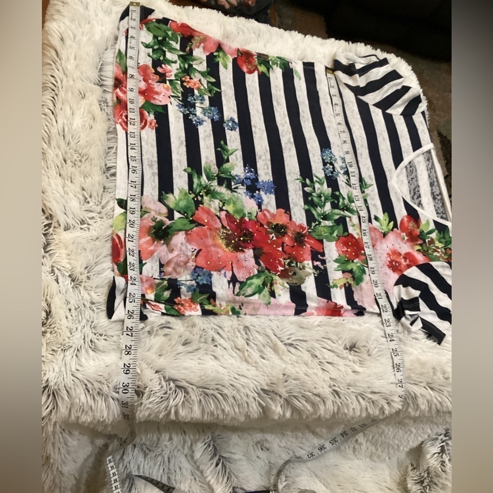 DG2 Diane Gilman floral embellished burnout short sleeve tee Woman’s L - Picture 2 of 16